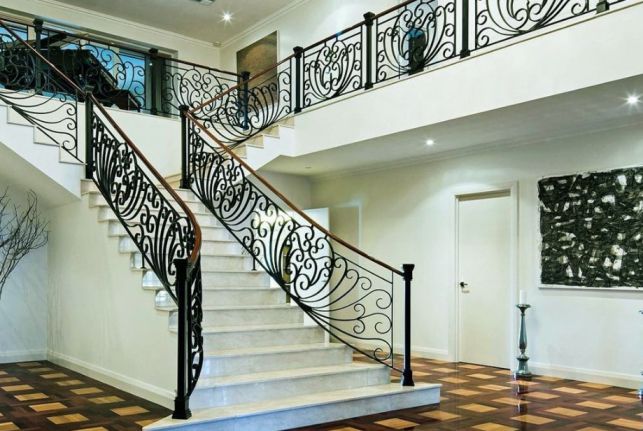 Tangga rumah mewah 2 lantai